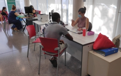 El servei de suport a la ciutadania per a fer tràmits digitals a la Biblioteca del Nord | Pau Duran